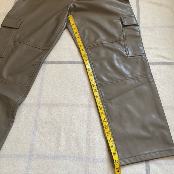 Abercrombie & Fitch High Rise Curve Love Vegan Leather Cargo Pants - Picture 11 of 13